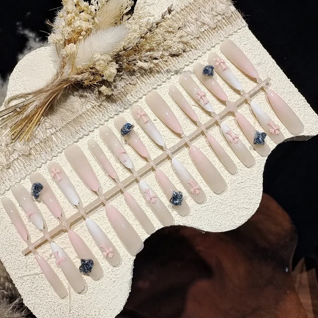 Faux Ongles Design Œil de Chat Étoilé avec Strass