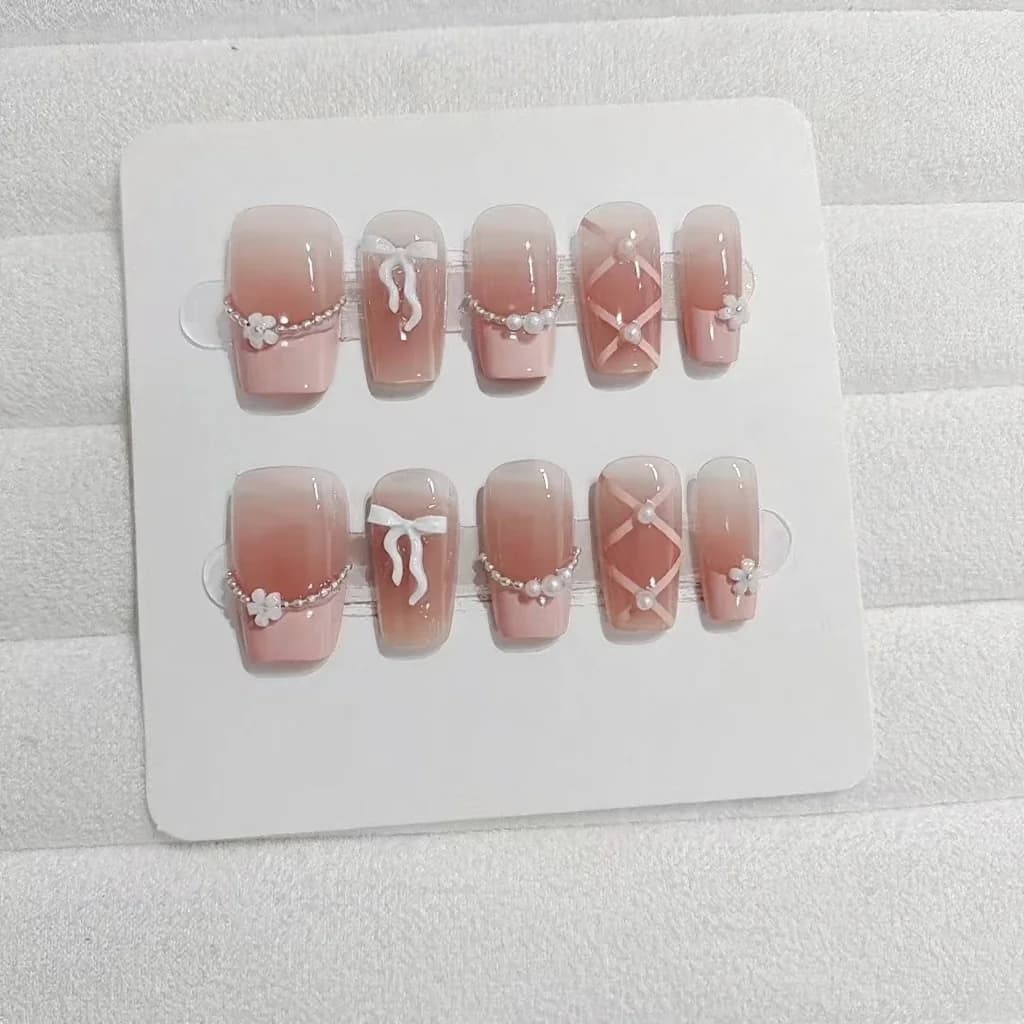 Faux ongles carrés courts French rose avec nœud et chaîne
