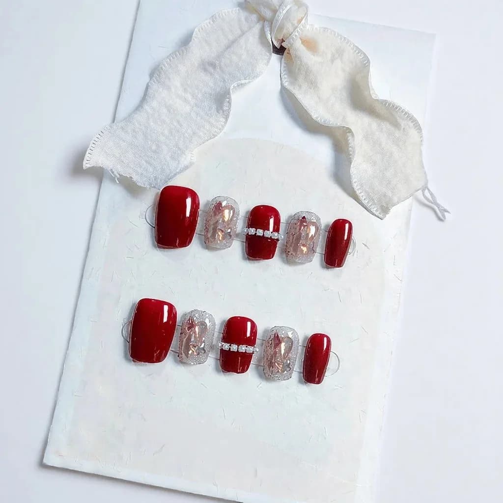 Faux ongles rouges avec chaîne et strass aurore, forme ballerine courte