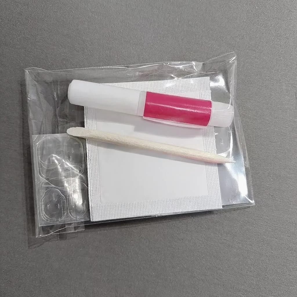 Kit d'outils pour faux ongles avec adhésifs, lime et dissolvant