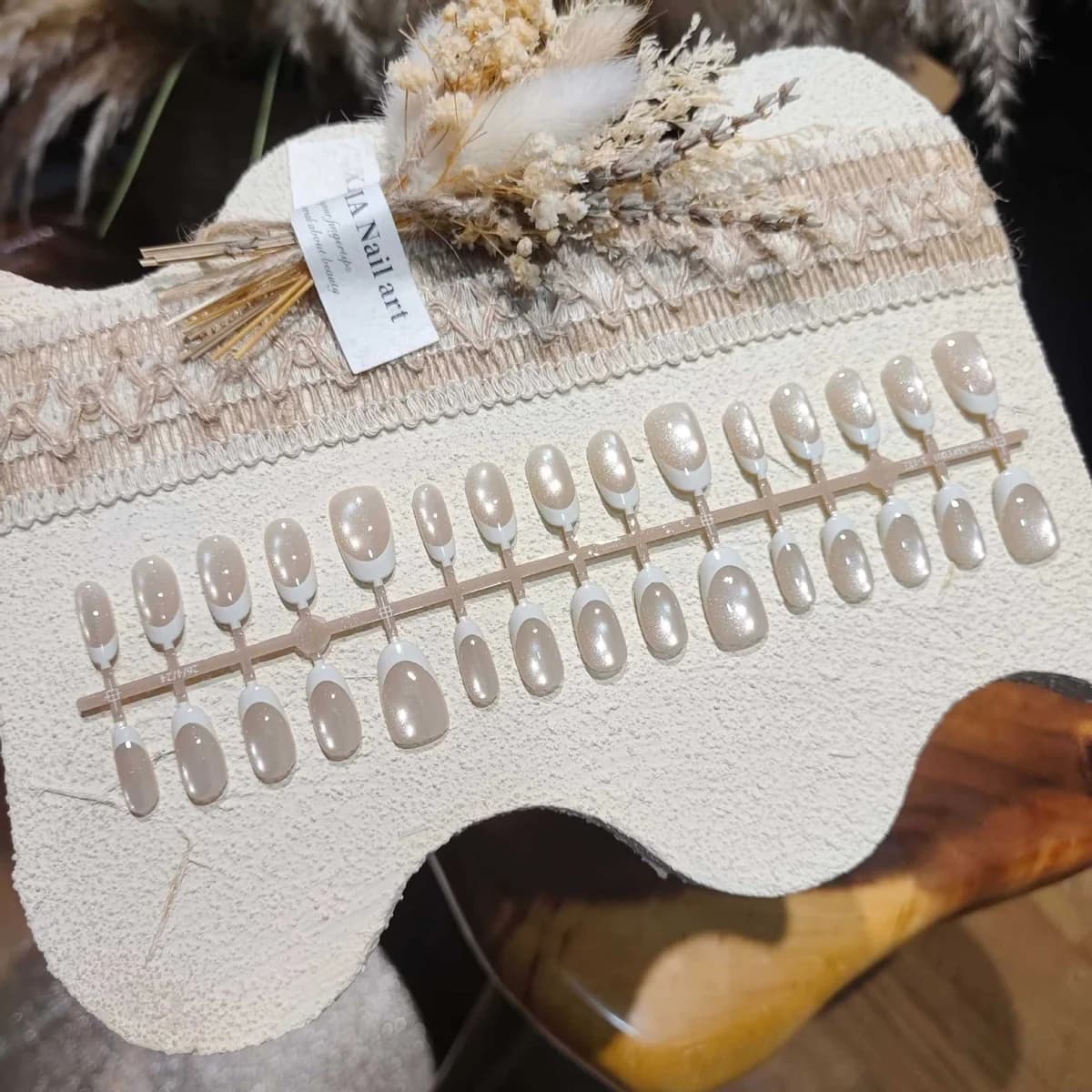 Faux Ongles Œil de Chat Blanc Français Court Ovale 30 Pièces