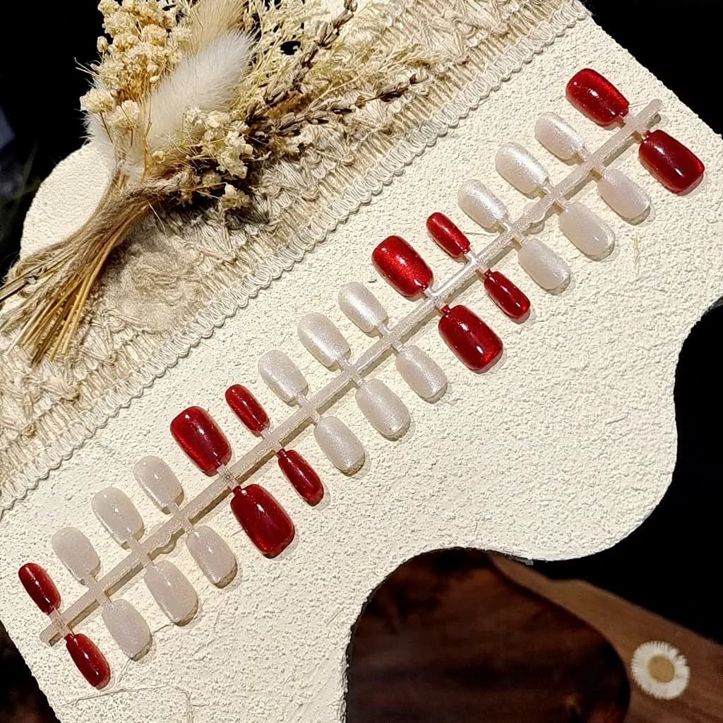 Faux Ongles Œil de Chat Floraux Cinabre avec Perles de Verre
