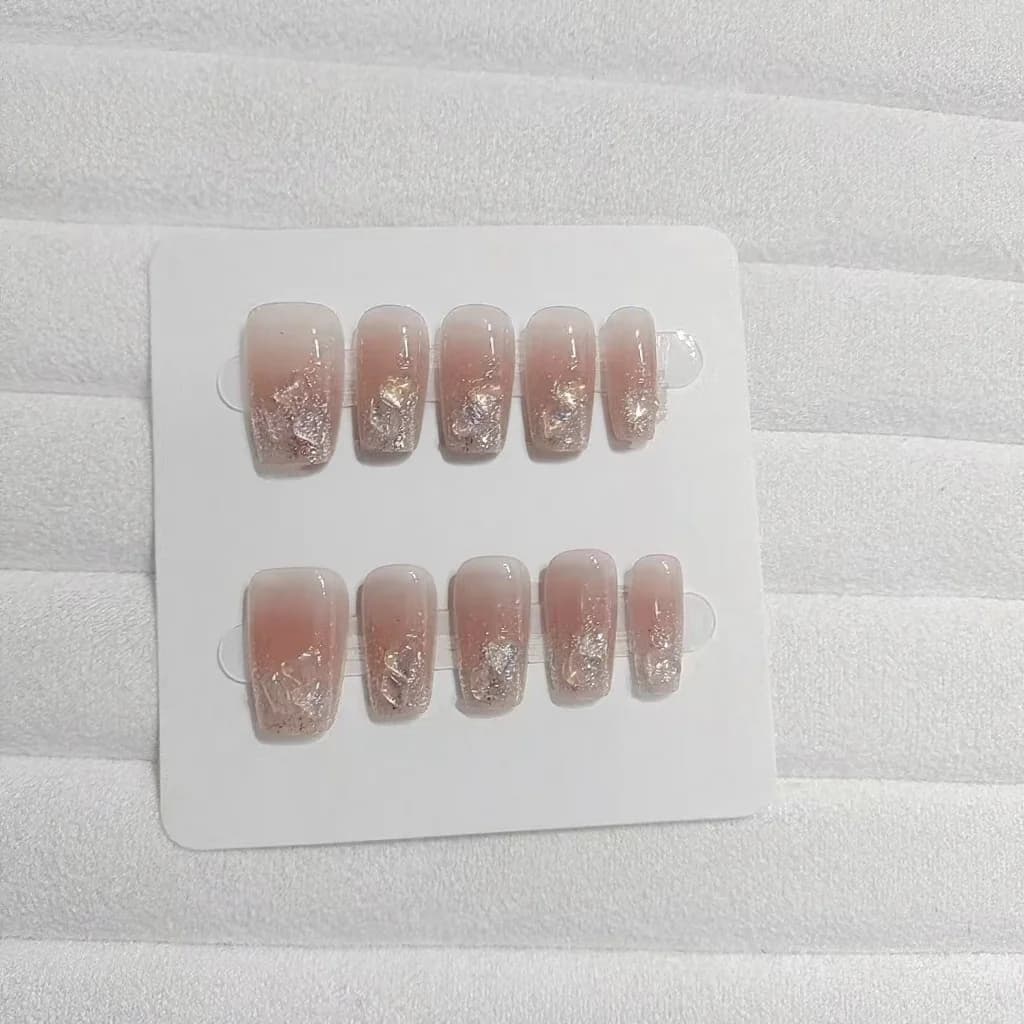 Faux ongles avec strass cœurs, forme cercueil courte et moyenne