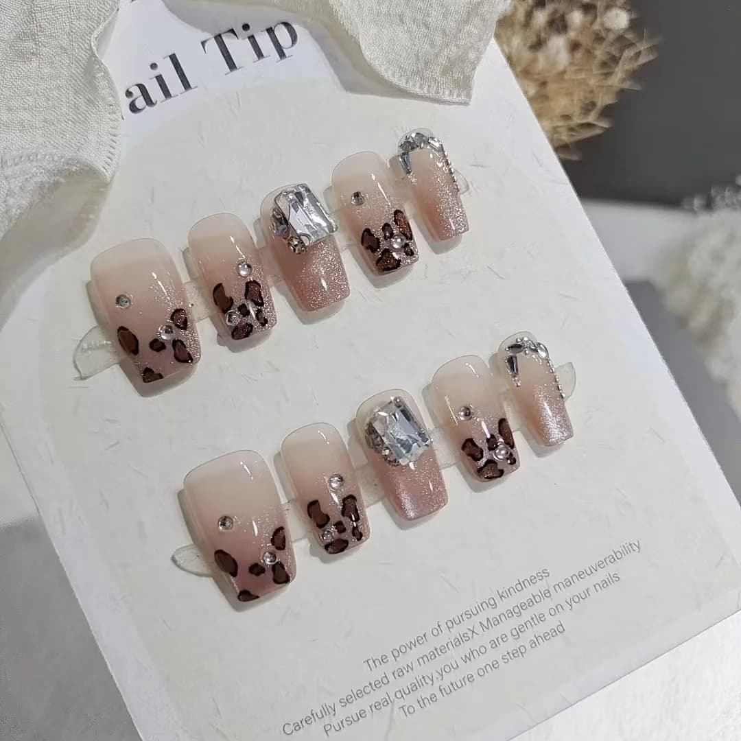 Faux Ongles Courts Forme Cercueil Léopard avec Strass