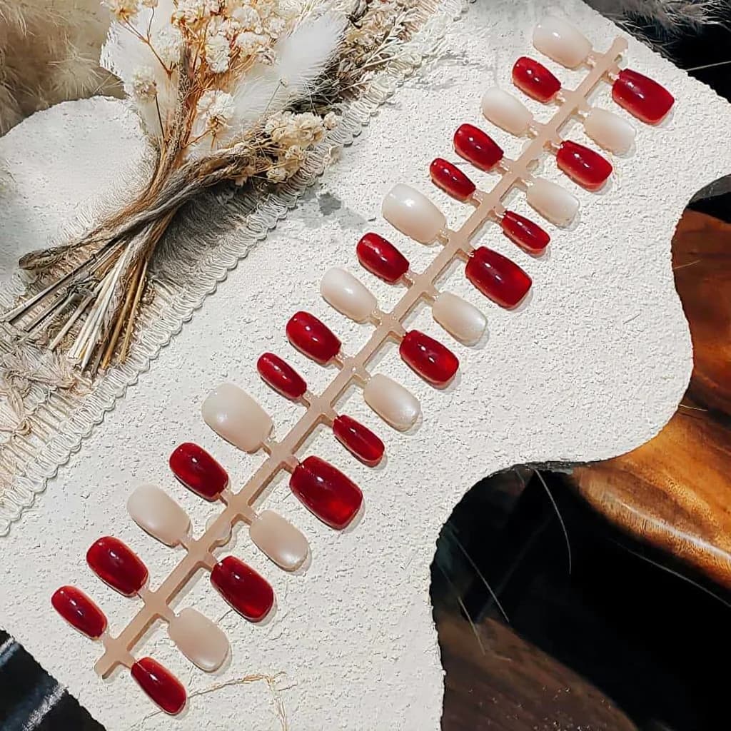Faux Ongles Rouges Œil de Chat avec Perles de Verre et Paillettes