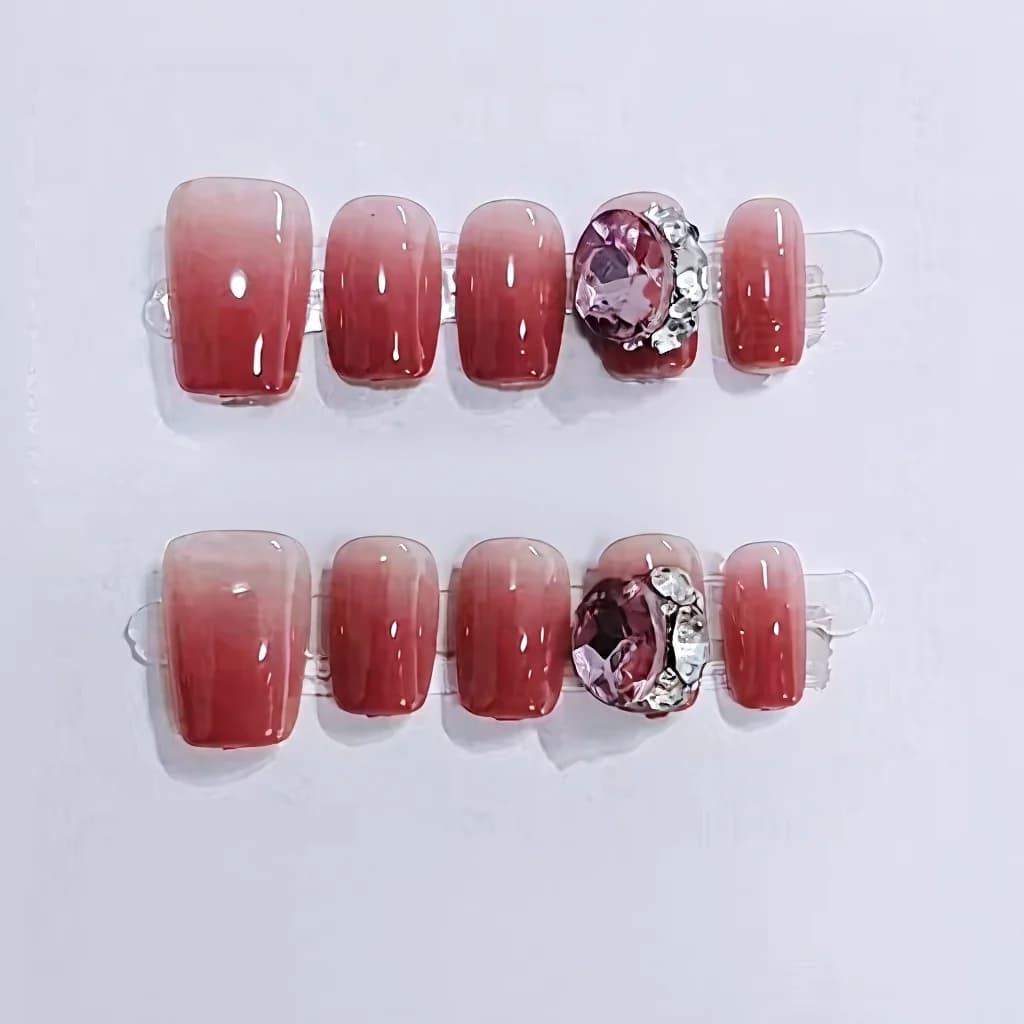 Faux ongles courts forme cercueil, dégradé forêt de roses avec grands strass