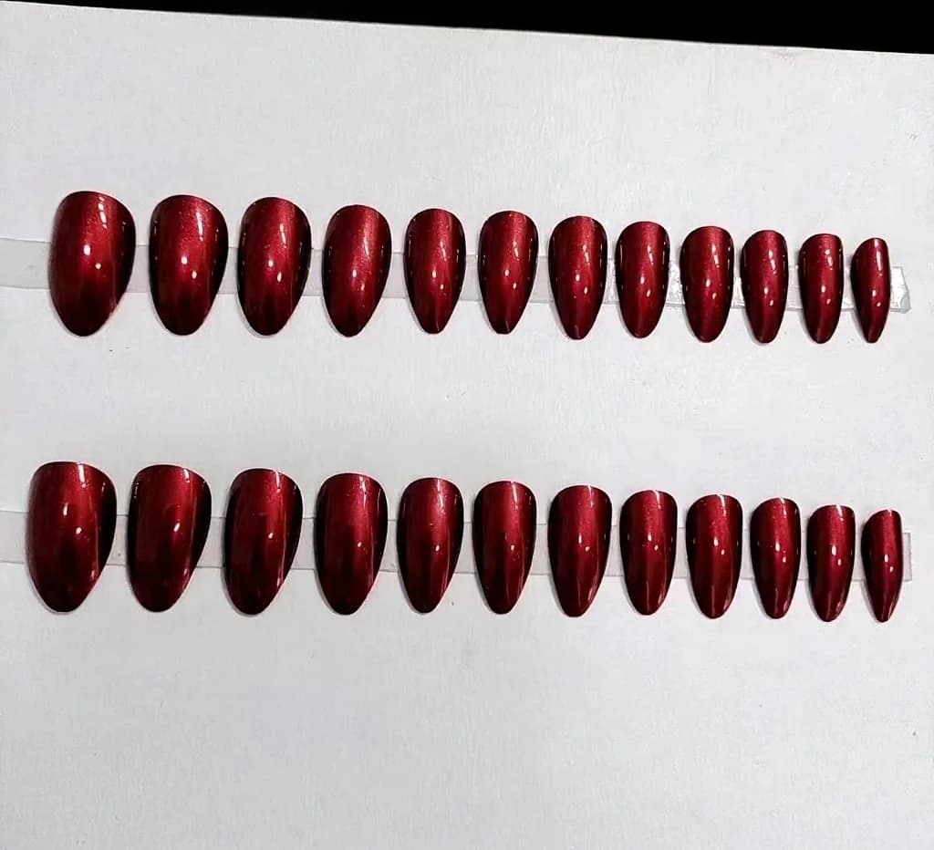 Faux ongles longs stilettos rouge nacré uni