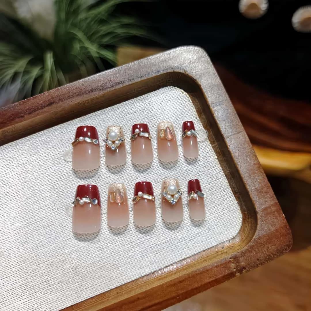 Faux Ongles Courts Cercueil French Tip Paillettes Perle Rouge