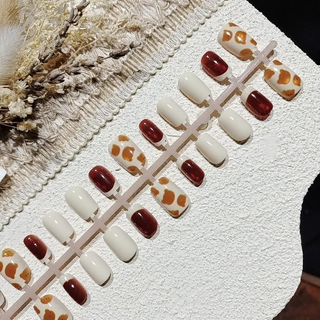 Faux Ongles Ours Marron Œil de Chat Forme Ballerine Courte Paillettes