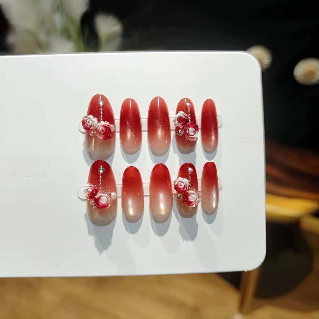 Faux ongles ovales moyens effet œil de chat dégradé rouge Rose Garden