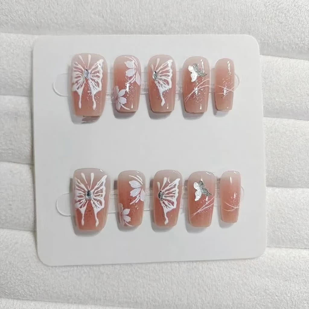Faux ongles courts carrés avec pointe française papillon et paillettes