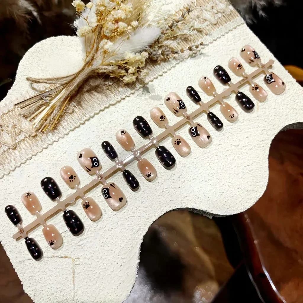 Faux ongles courts forme ballerine œil de chat noir avec perles de verre