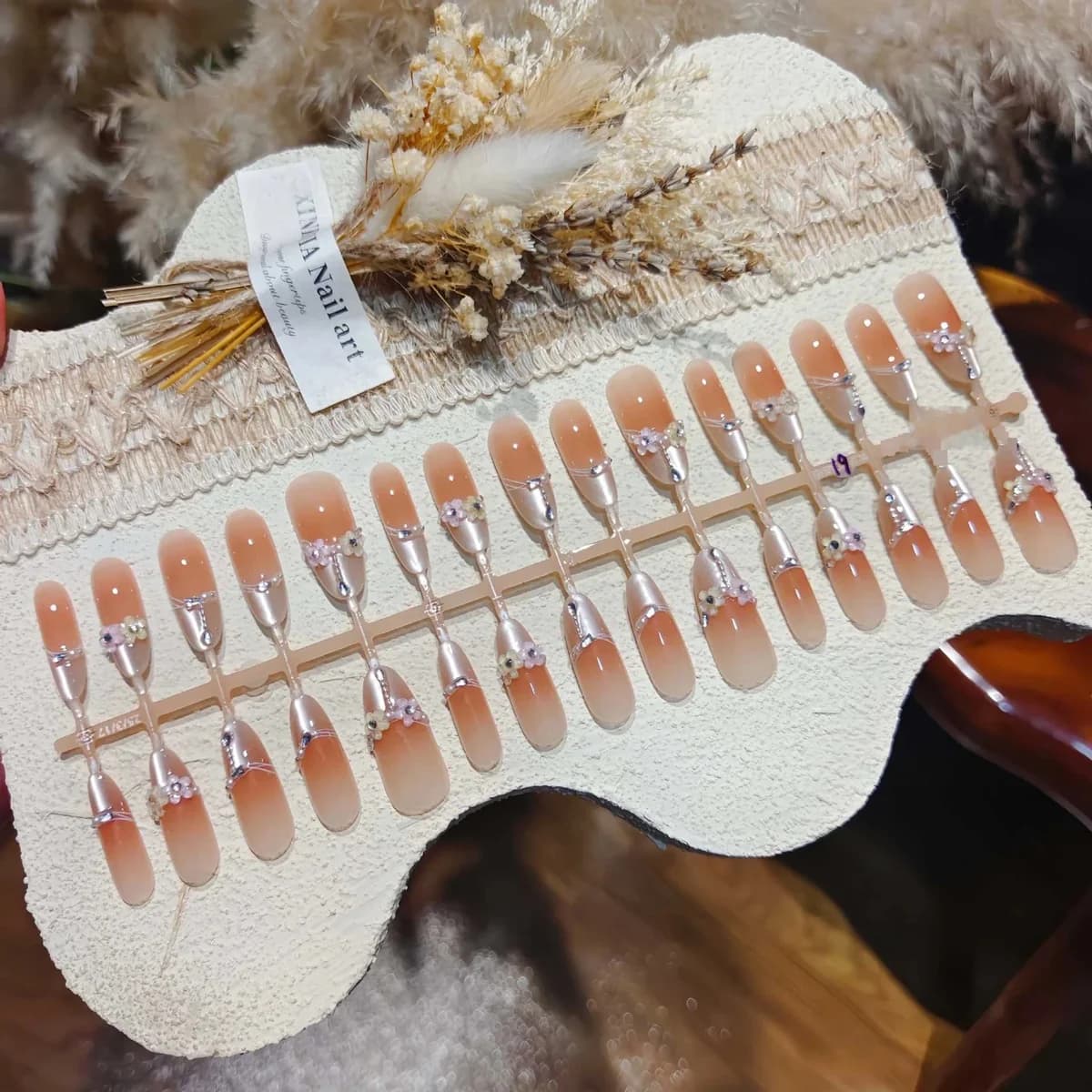 Faux Ongles Longs Stiletto Floraux Œil de Chat avec Accents Cristaux