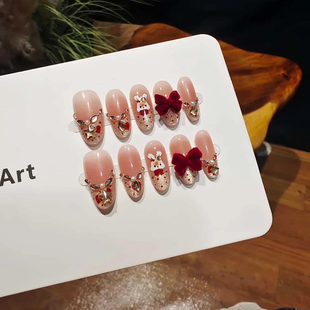 Faux ongles pointe française œil de chat avec strass et nœuds