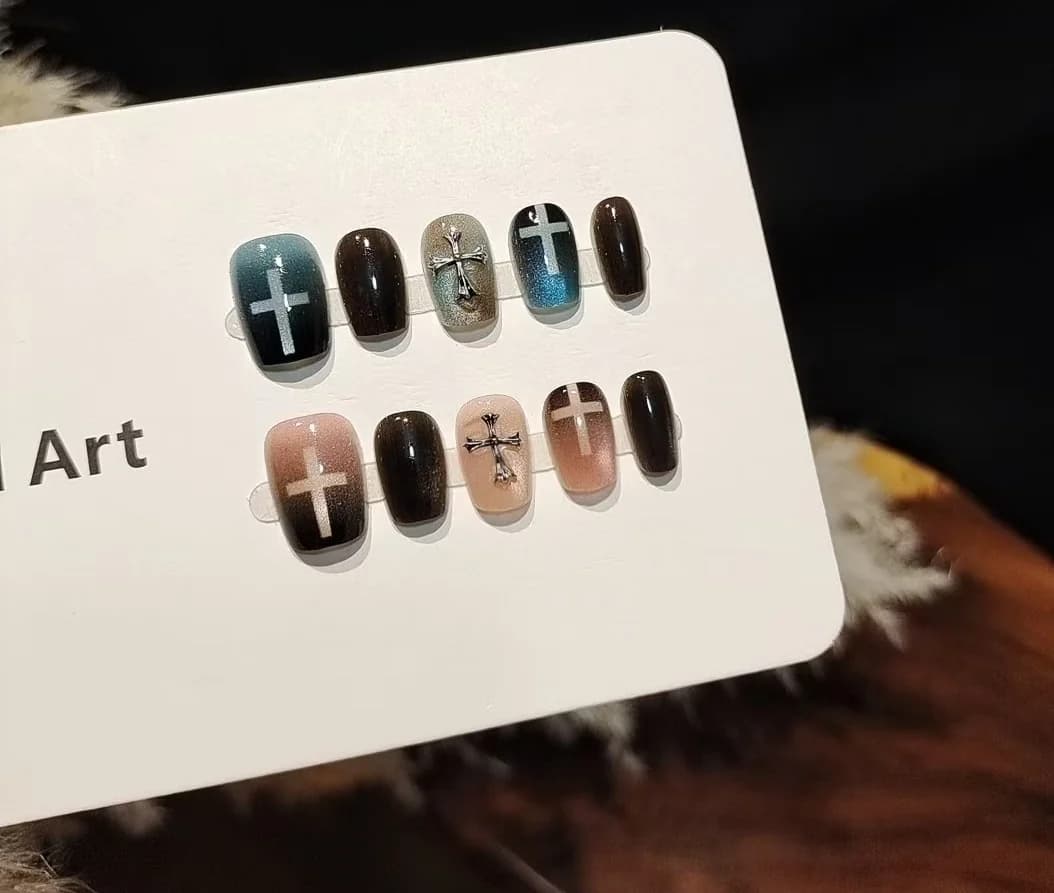 Faux ongles œil de chat bleu rose avec perles de verre et motif croix