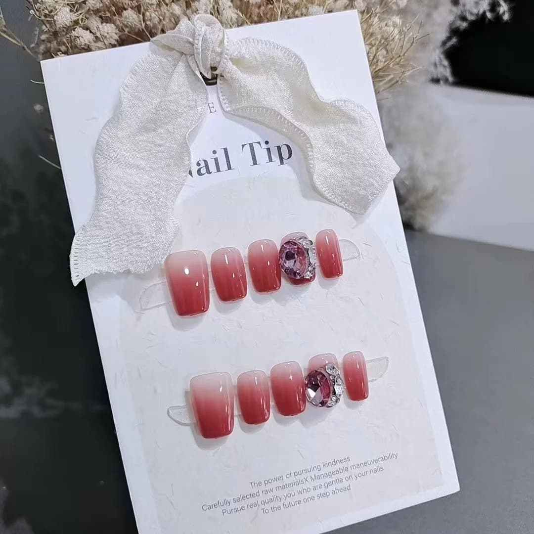 Faux ongles courts forme cercueil, dégradé forêt de roses avec grands strass