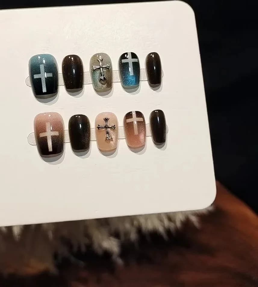 Faux ongles Cat Eye bleu rose avec perles de verre et motif croix