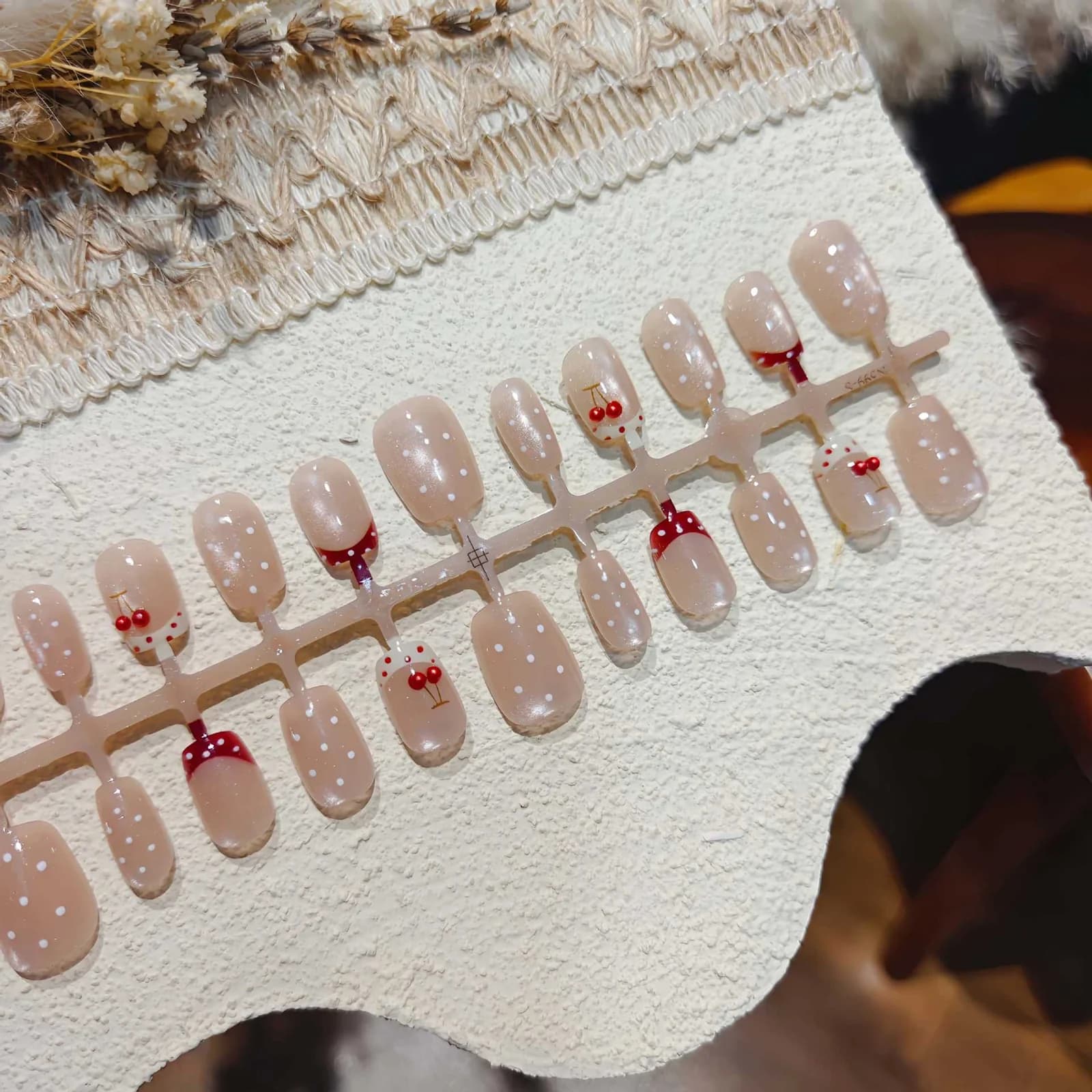 Faux Ongles Cerises à Pois avec Strass, Forme Ballet Courte