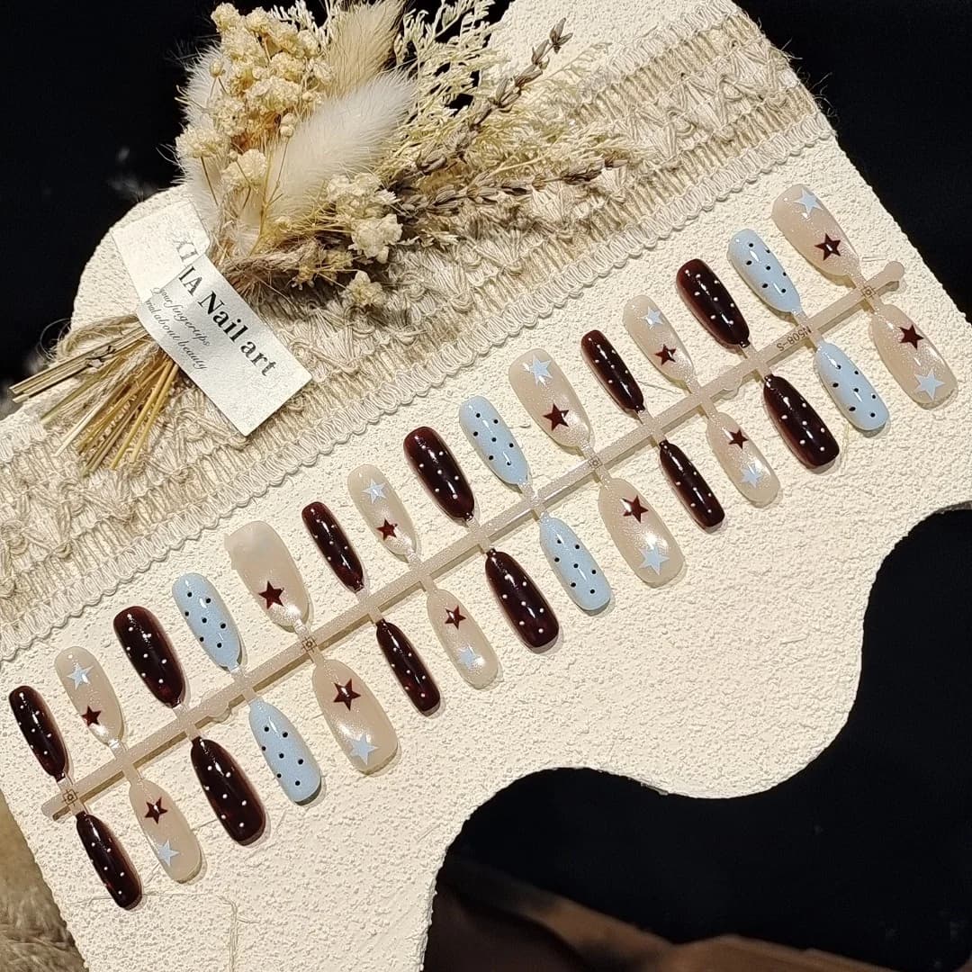 Faux ongles œil de chat marron bleu motif étoiles 30 pièces