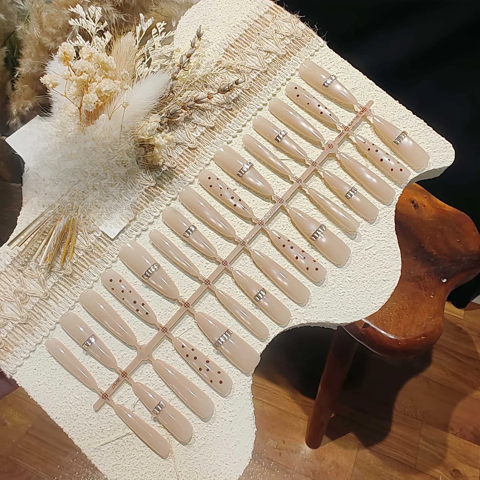 Faux ongles nude pailletés dorés effet œil de chat et perles de verre
