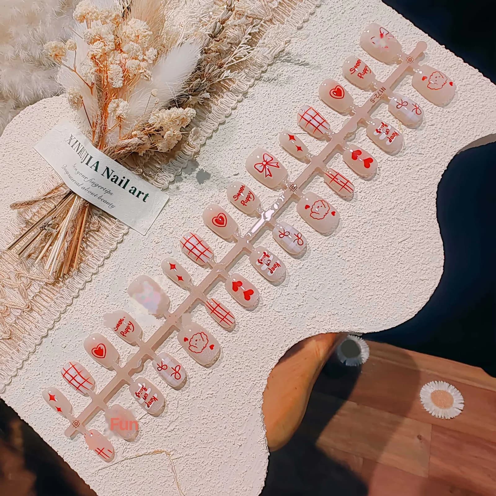 Faux ongles courts carrés mignons, design œil de chat et cœurs rouges