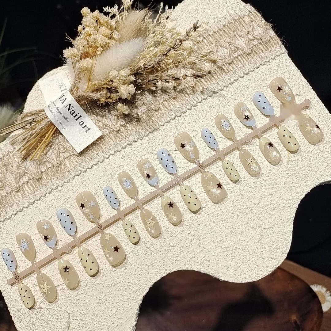 Faux Ongles Courts Ovales à Pois et Effet Œil de Chat avec Perles de Verre