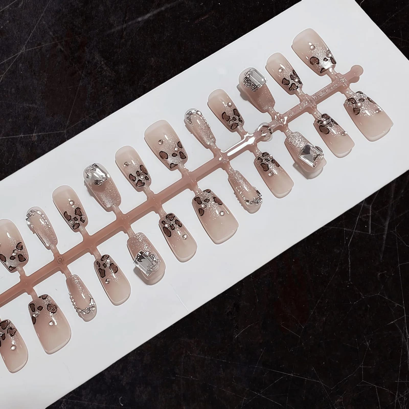 Faux Ongles Courts Forme Cercueil Léopard avec Strass