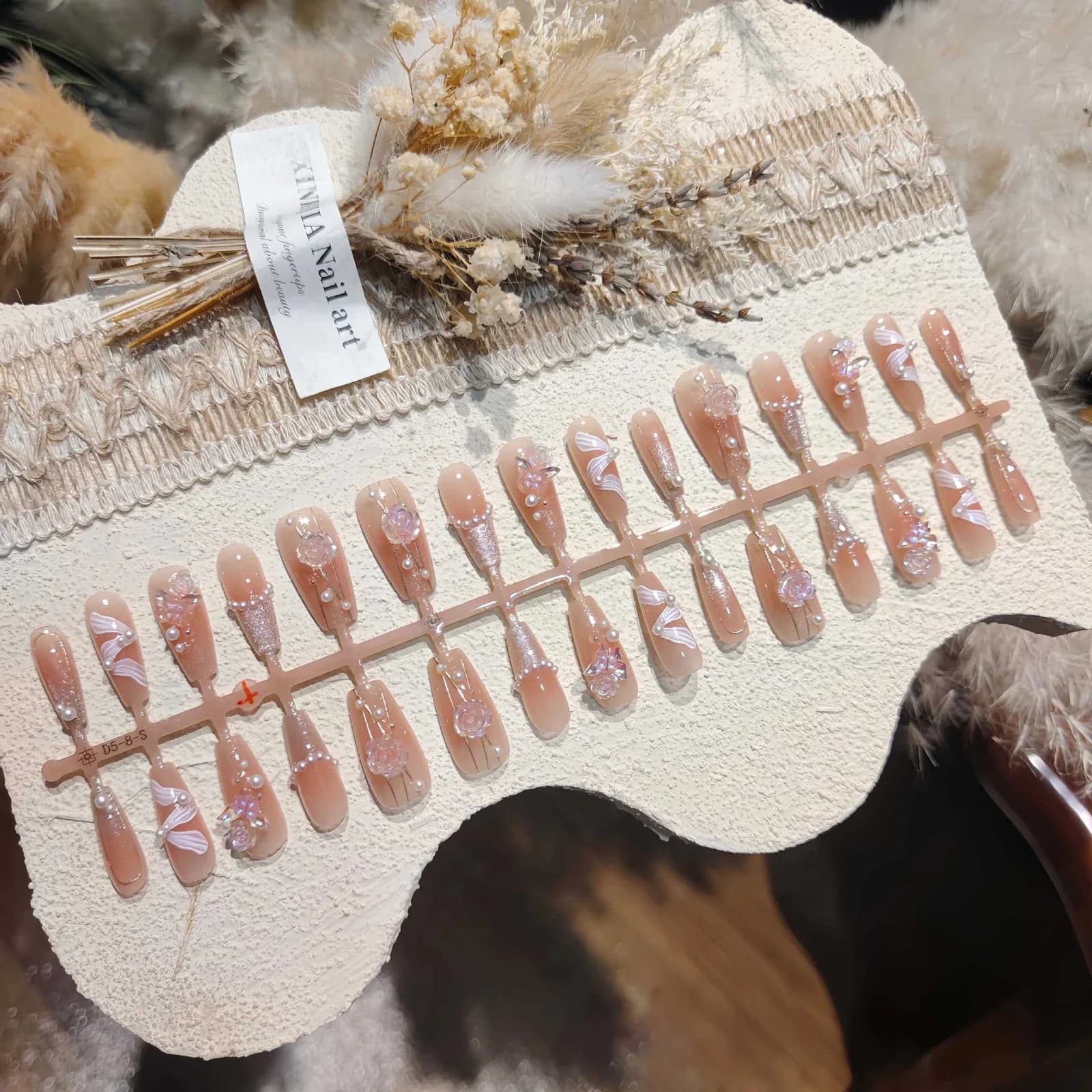 Faux Ongles Ligne Dorée Rose avec Papillon et Paillettes Œil de Chat