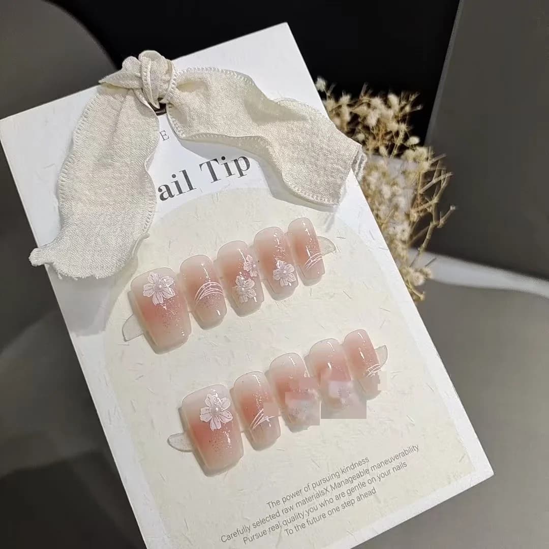Faux Ongles Peints à la Main Motif Fleurs Forme Cercueil Courte Design Blush