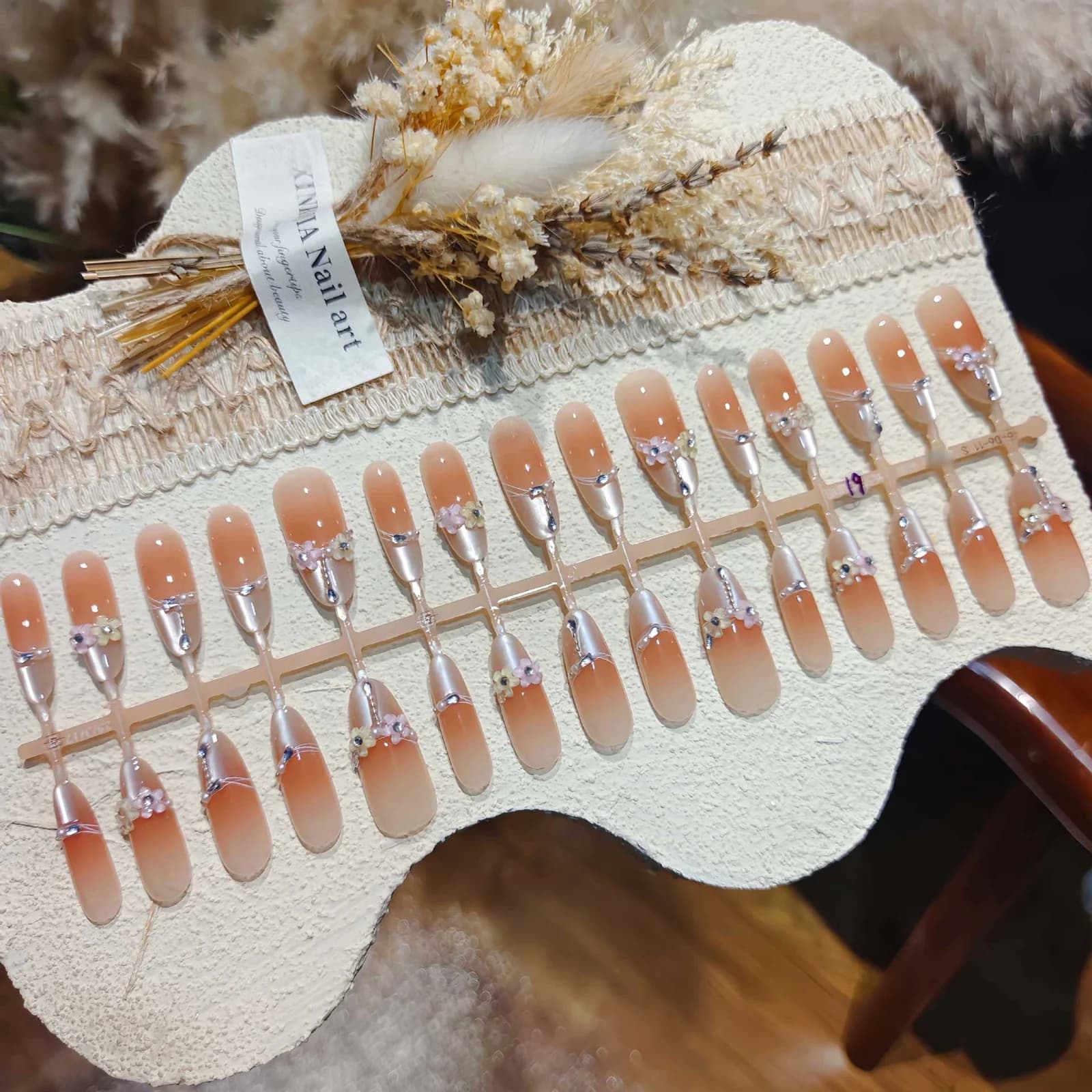 Faux Ongles Longs Stiletto Œil de Chat Floraux avec Accents Cristal