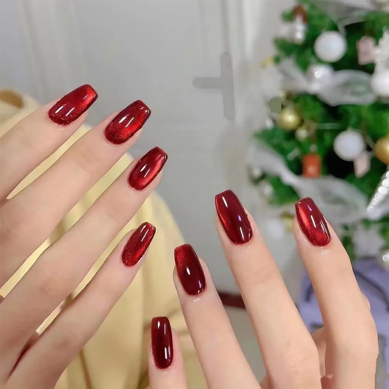 Faux ongles courts et moyens forme cercueil, effet œil de chat rouge