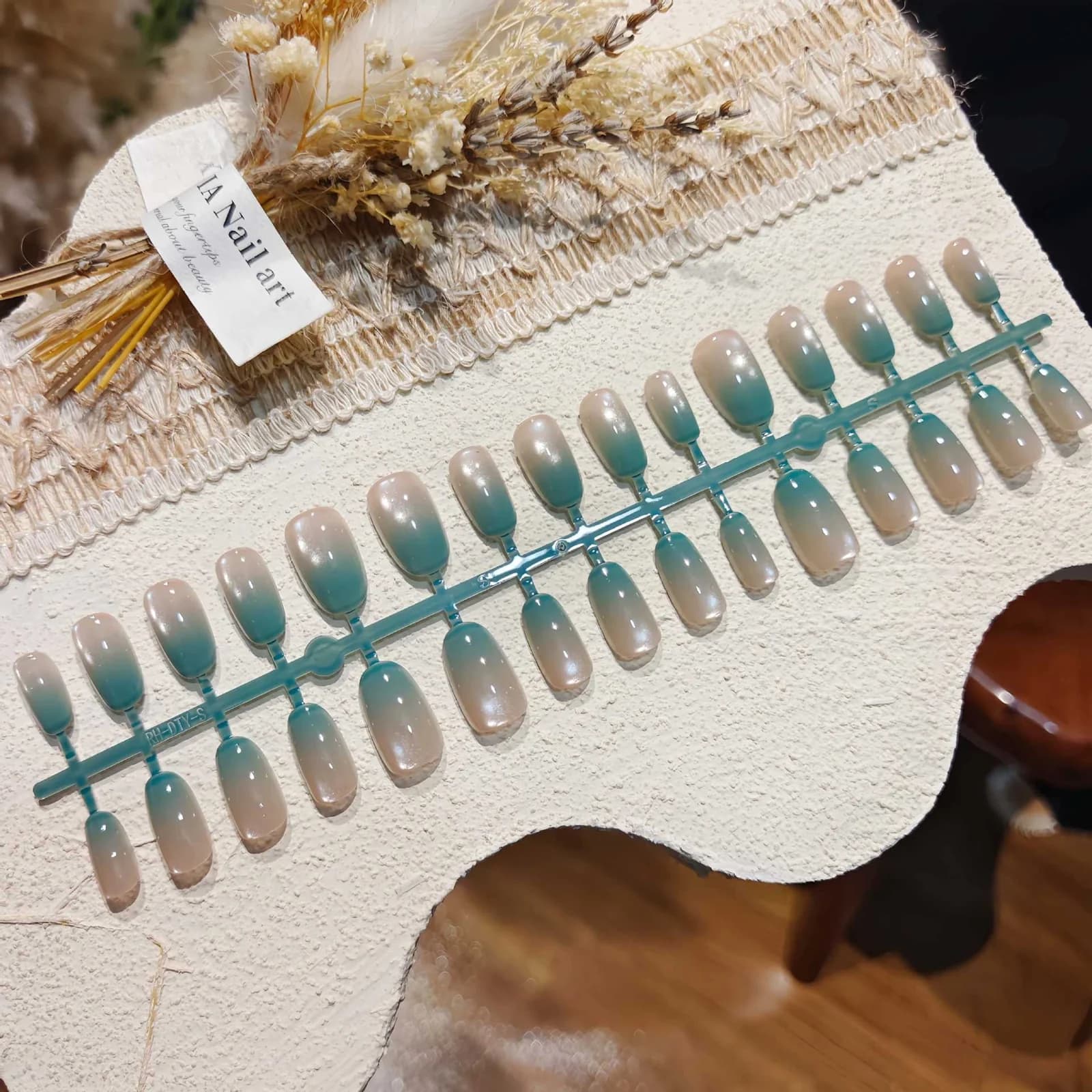 Faux Ongles Œil de Chat avec Perles de Verre, Prémontés