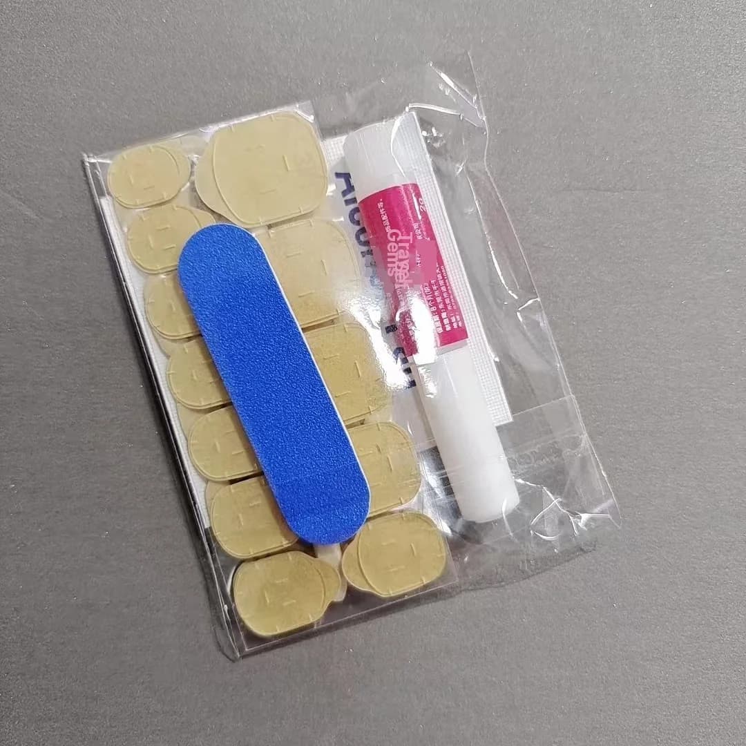 Kit d'outils pour faux ongles avec adhésifs, lime et dissolvant