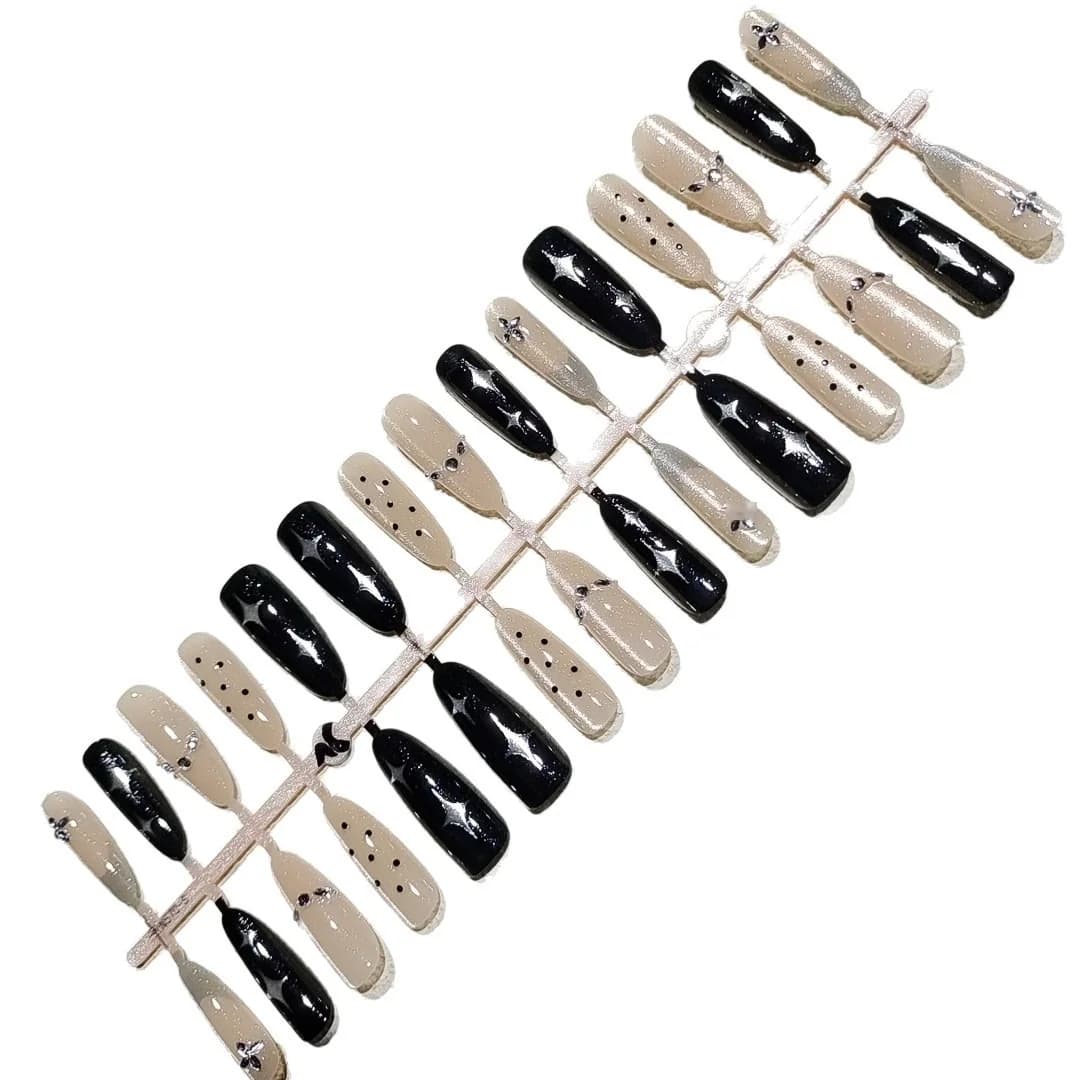 Faux ongles stilettos avec strass motif ciel étoilé sombre