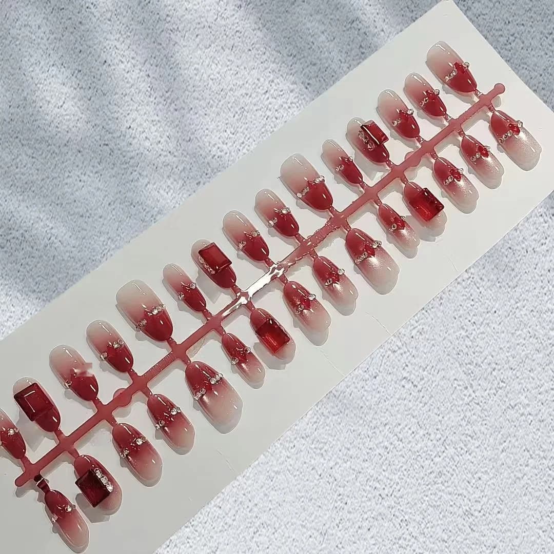 Faux Ongles Œil de Chat Strass Rouges, Forme Ovale Moyenne, 30 Pièces