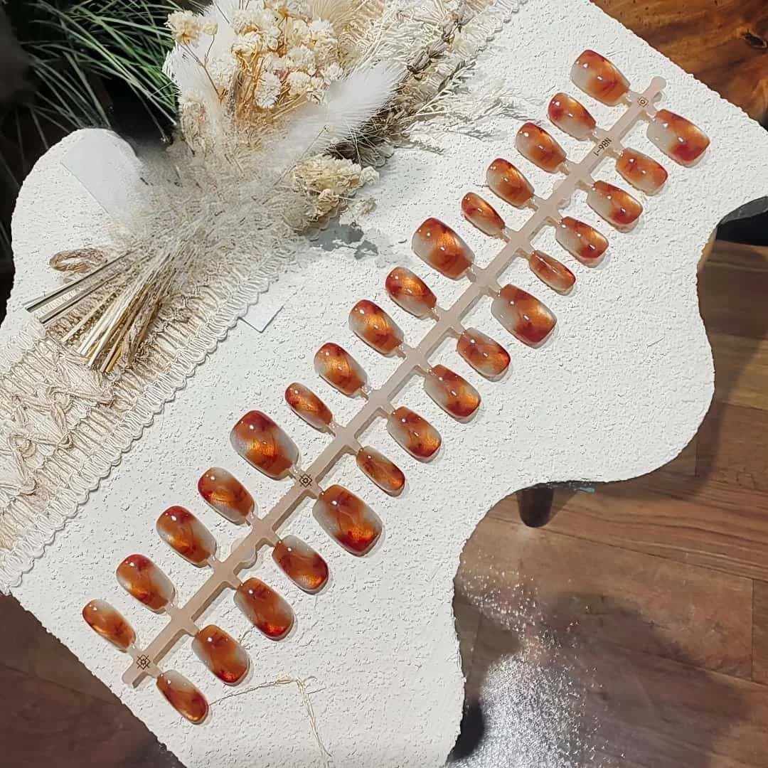 Faux Ongles Œil de Chat Ambre Court Cercueil Ballerine