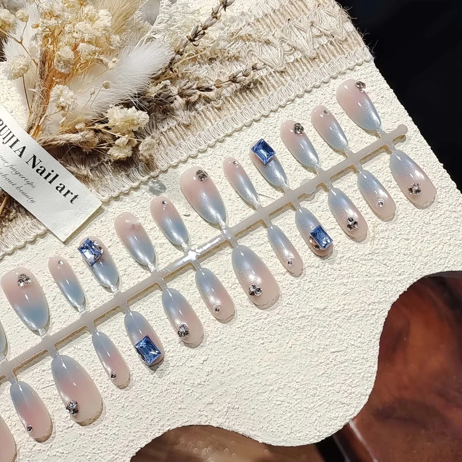 Faux Ongles Œil de Chat Bleu Glacé avec Dégradé Paillettes Moyen Ovale