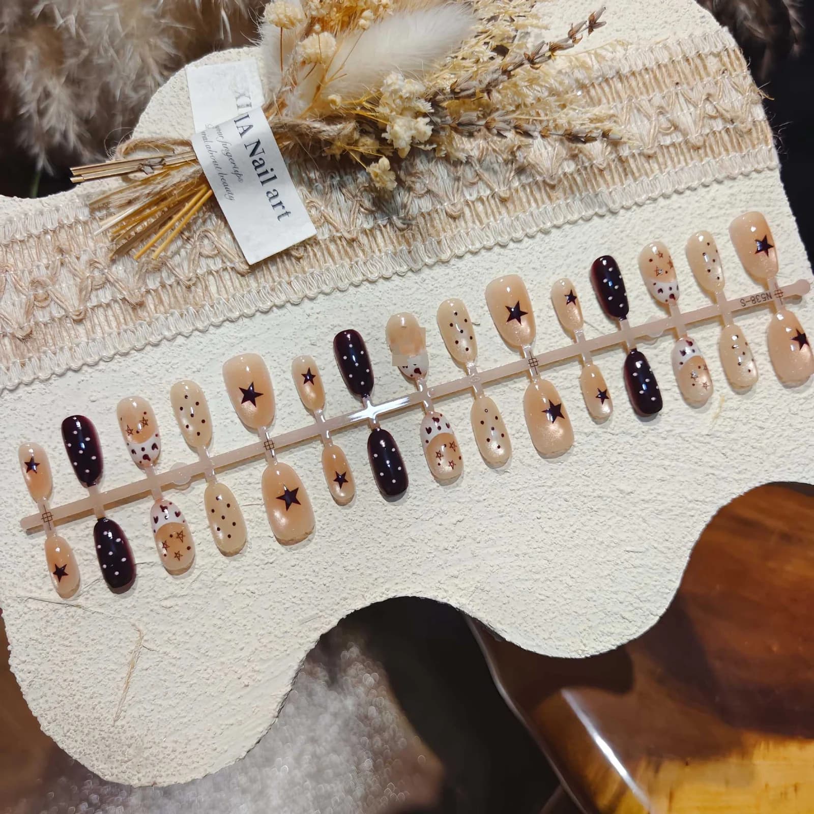 Faux Ongles Œil de Chat Court Ovale Design Marron Étoilé