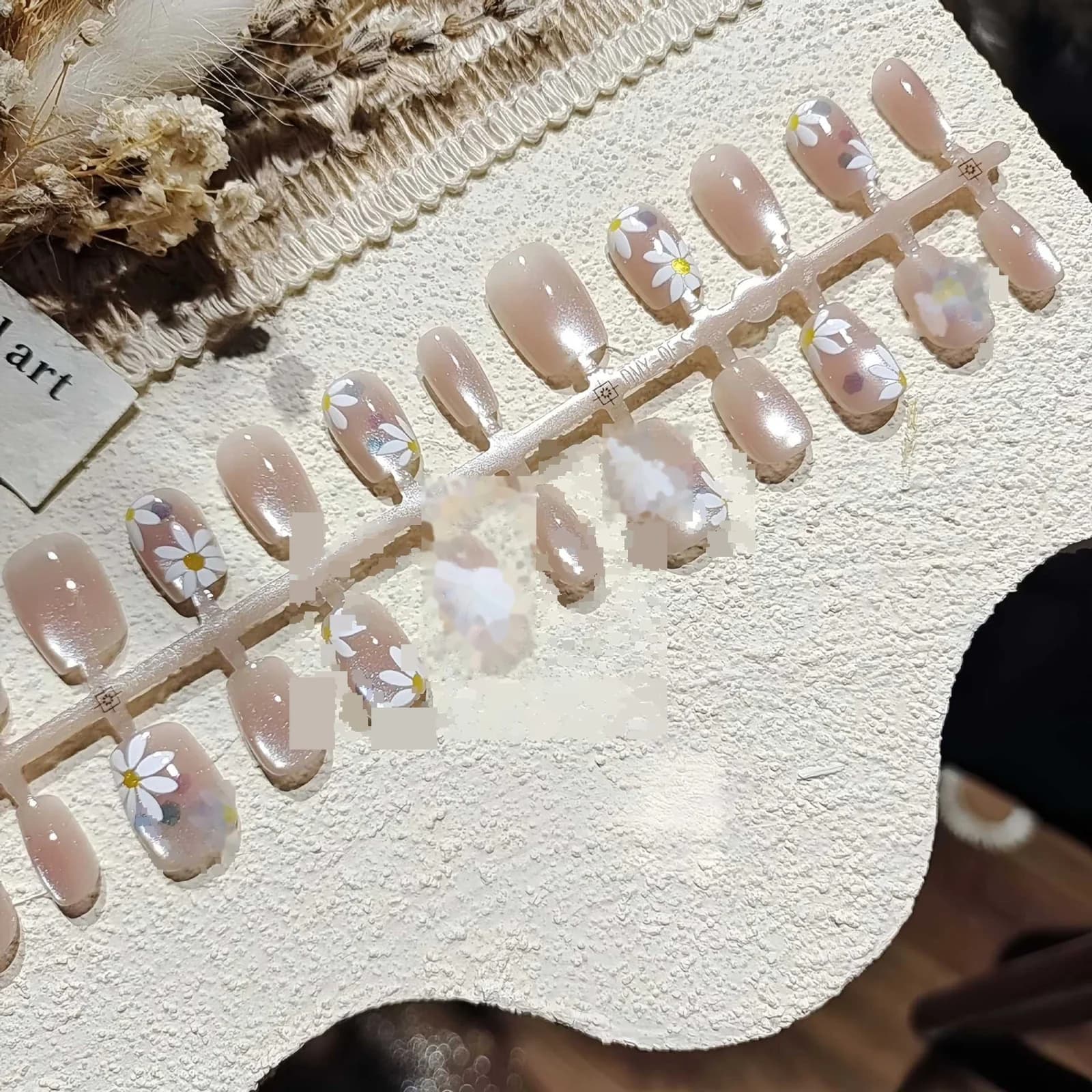 Faux ongles œil de chat marguerite rose forme ballerine courte