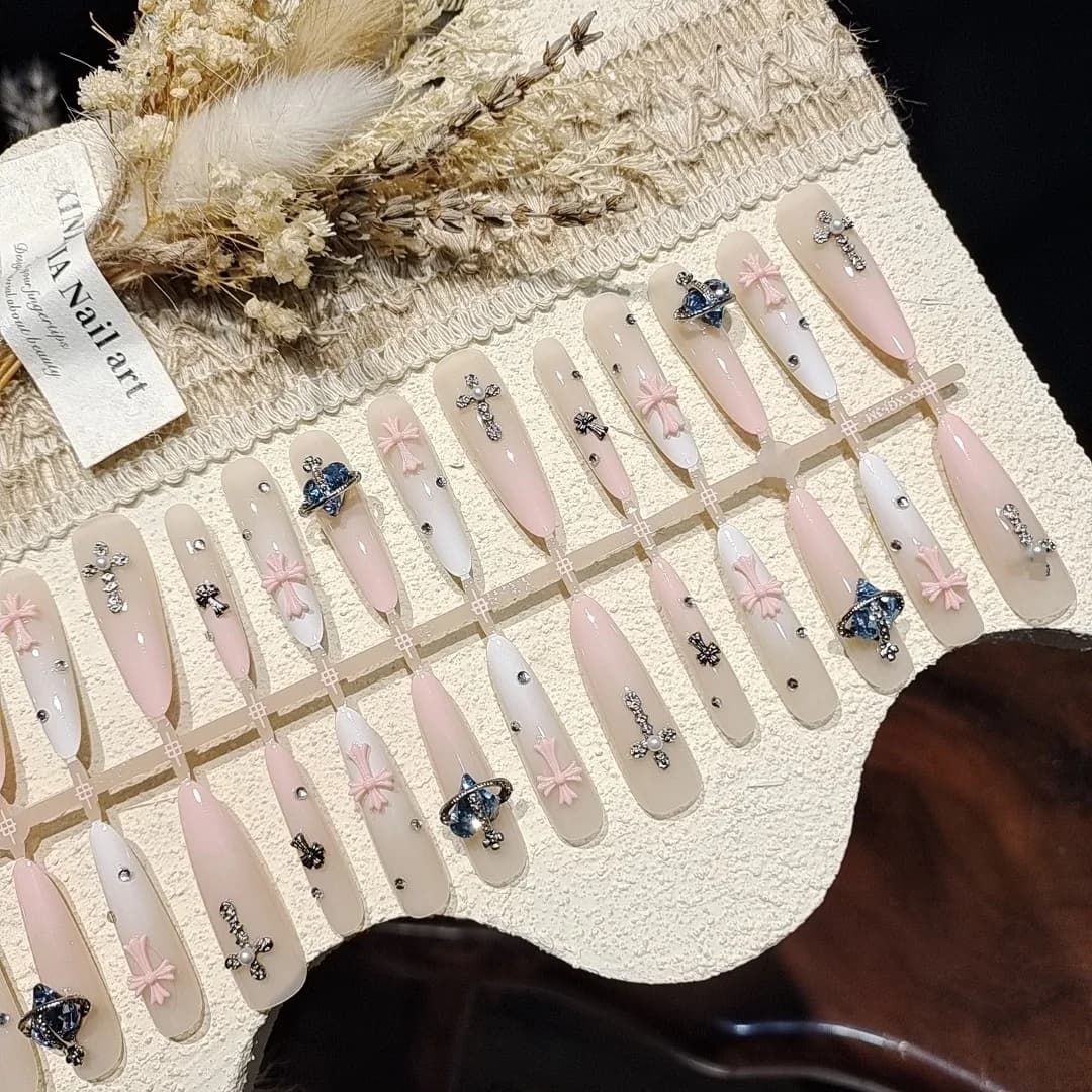 Faux Ongles Design Œil de Chat Étoilé et Strass