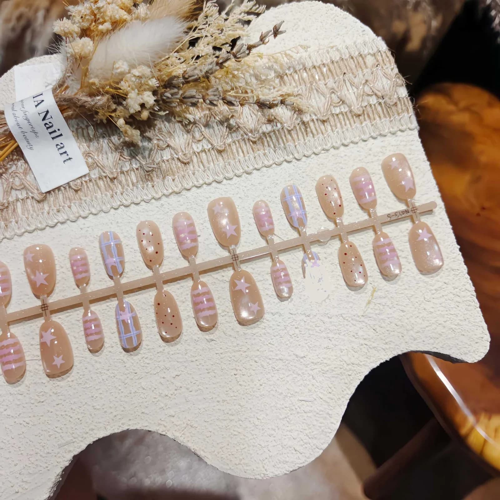 Faux ongles ovales courts motif étoiles et pois