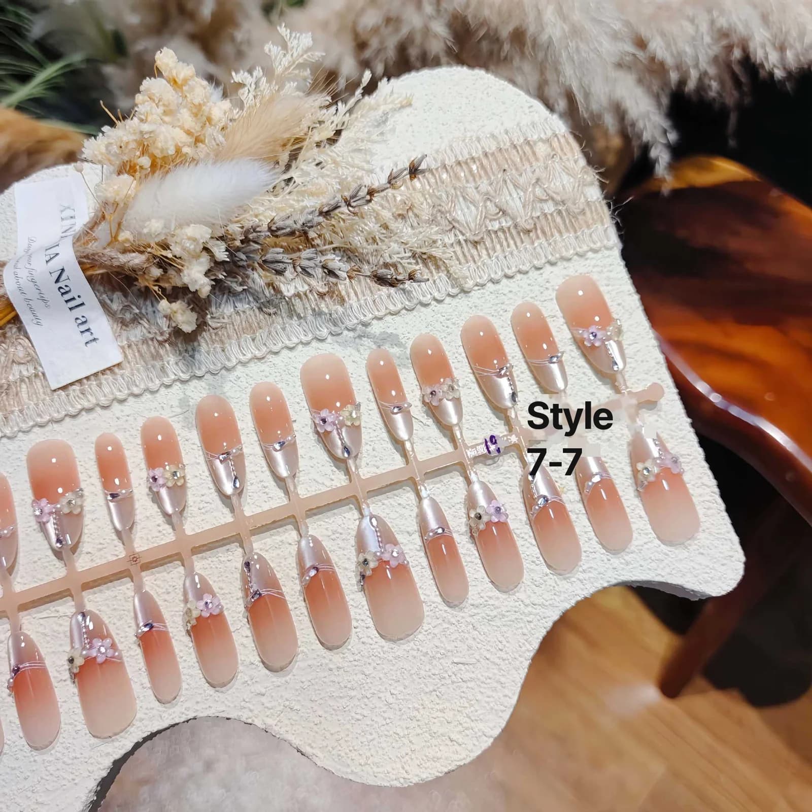 Faux Ongles Longs Stiletto Œil de Chat Floraux avec Accents Cristal
