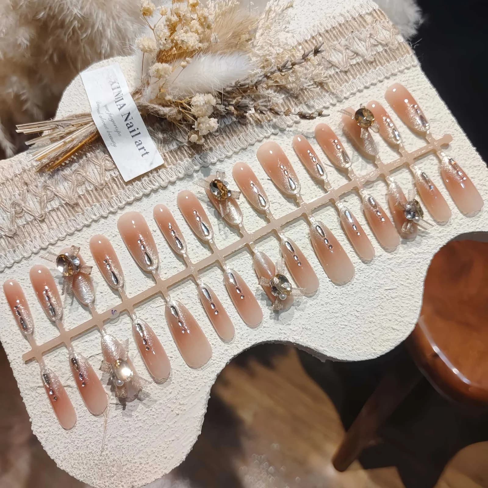 Faux Ongles Œil de Chat Rêve Parisien avec Strass et Ruban