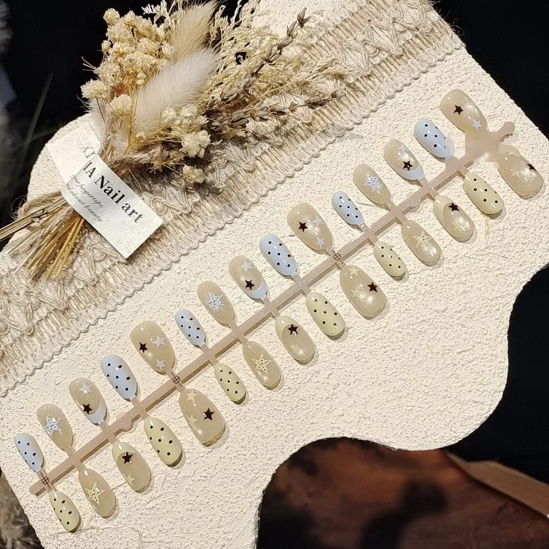 Faux Ongles Courts Ovales à Pois et Effet Œil de Chat avec Perles de Verre