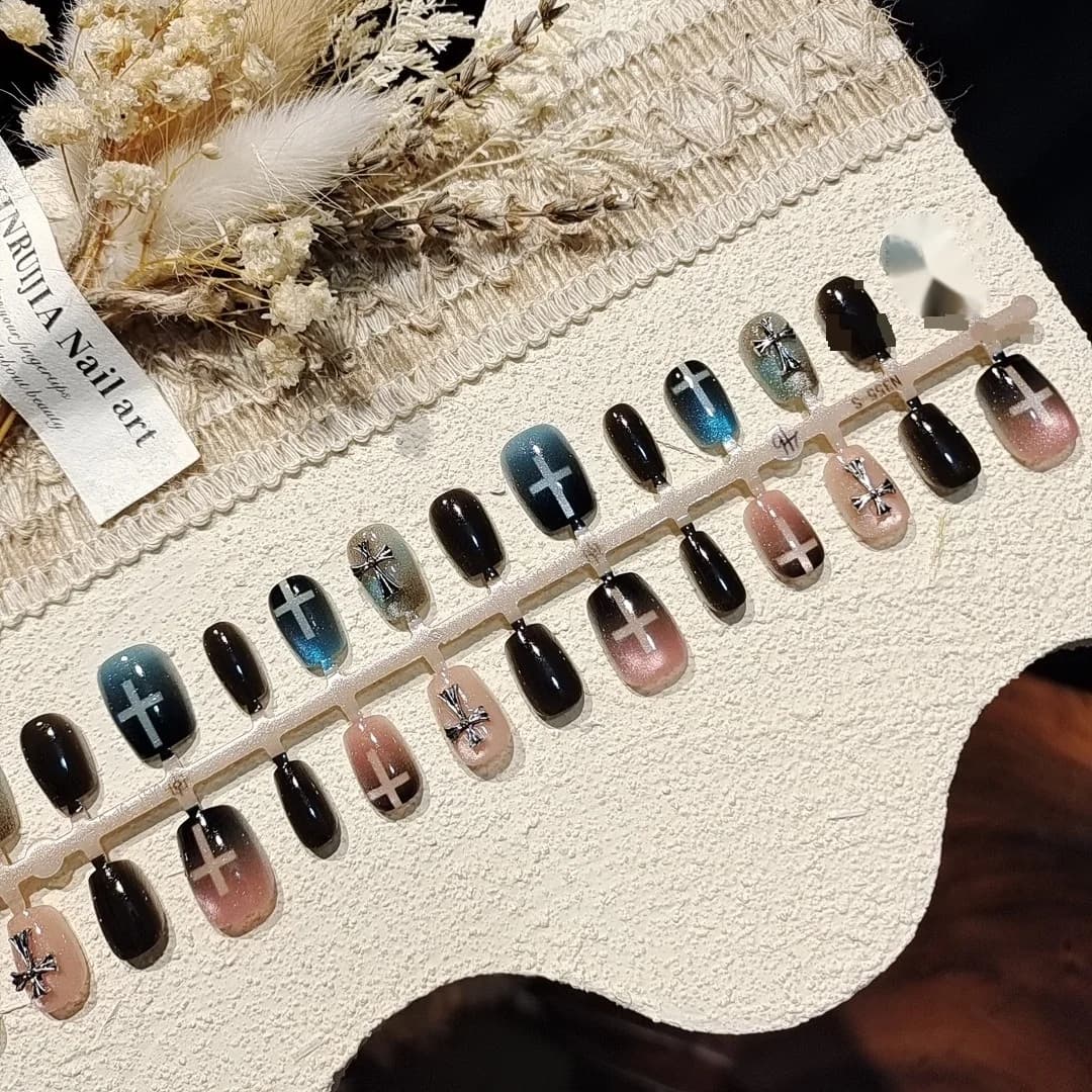 Faux ongles œil de chat bleu rose avec perles de verre et motif croix
