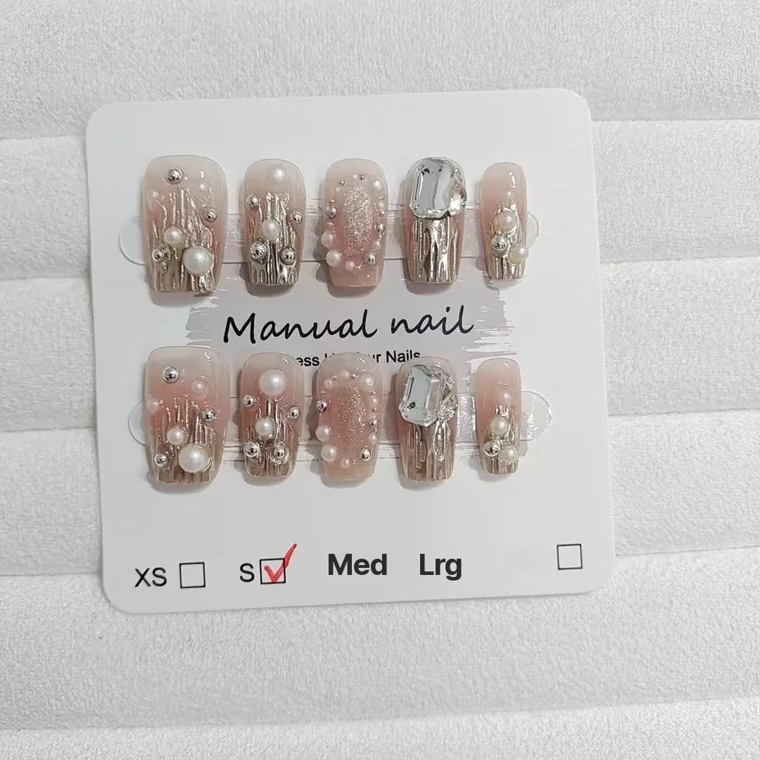 Faux ongles carrés courts strass or et perles avec paillettes