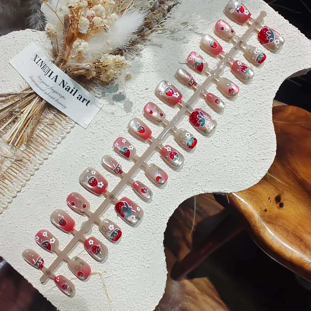 Faux Ongles Œil de Chat Dégradé Fraise avec Perles de Verre