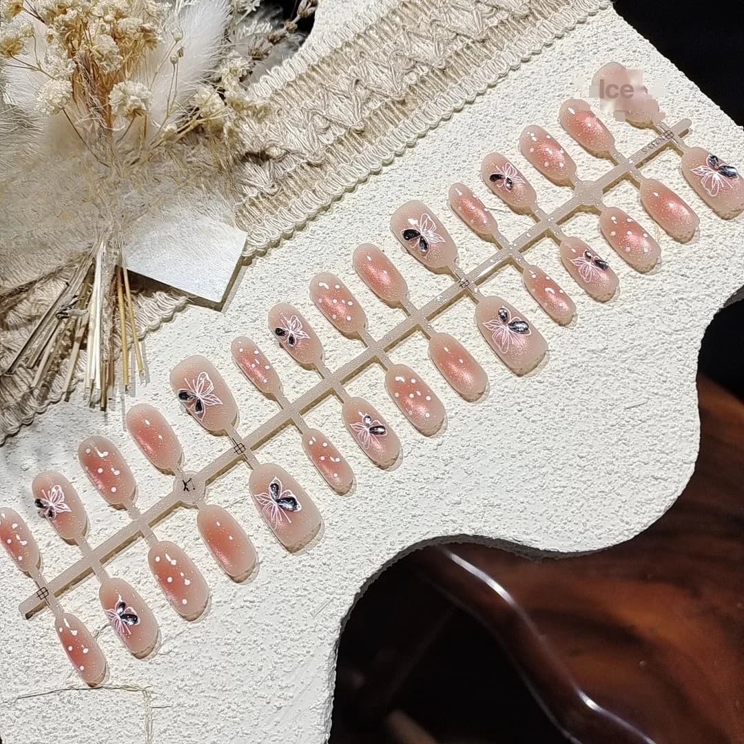 Faux ongles effet œil de chat avec perles de verre et strass