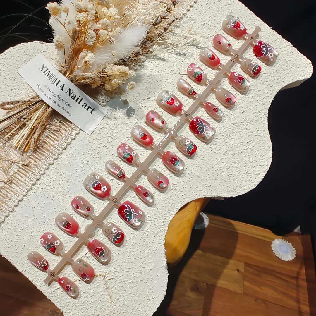 Faux Ongles Œil de Chat Dégradé Fraise avec Perles de Verre