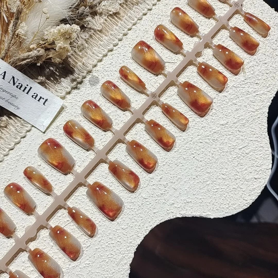 Faux Ongles Œil de Chat Ambre Court Cercueil Ballerine